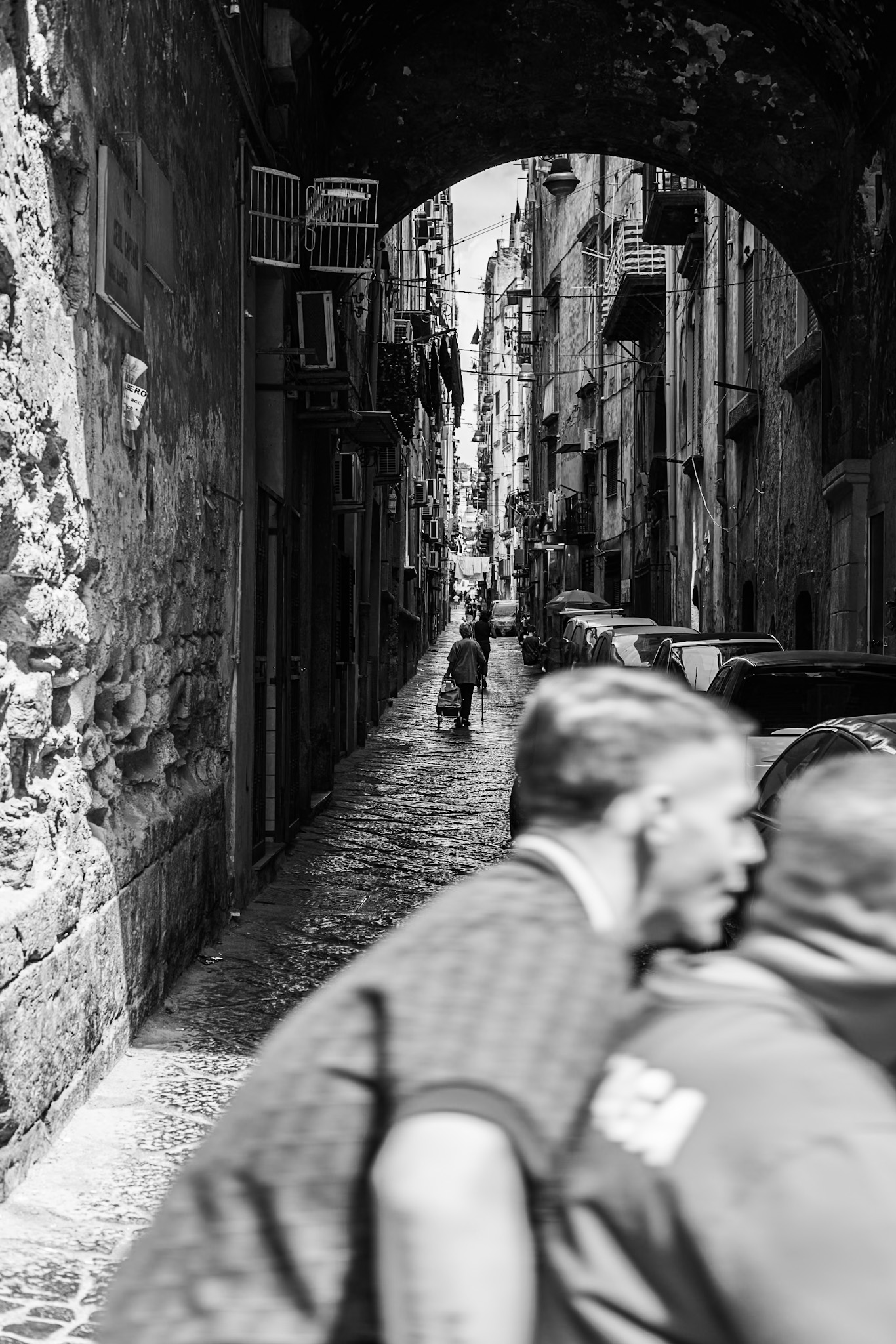 NAPOLI IN GRIGIO: STORIE TRA OMBRE E LUCI